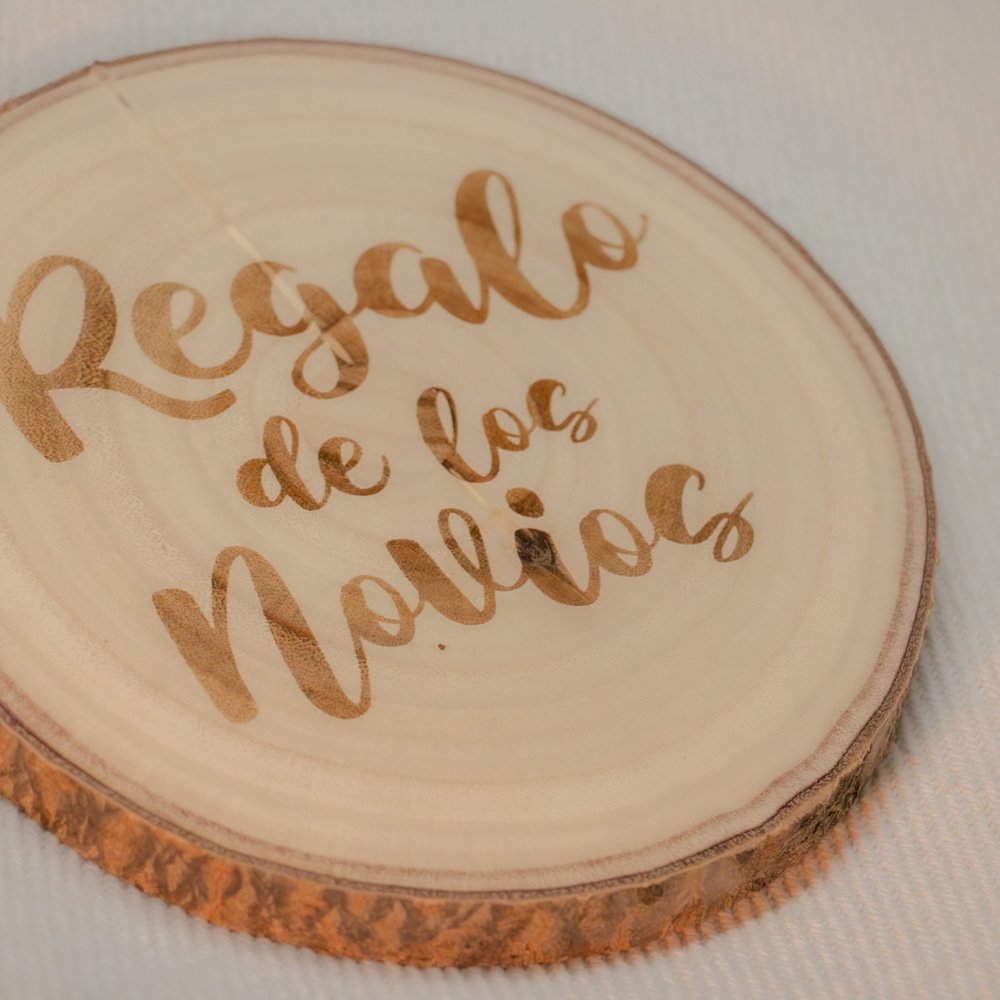 Cartel regalo de los novios en rodaja de madera natural