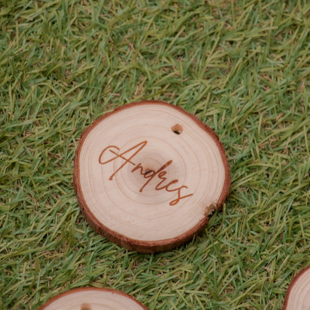 Sitting boda rodaja de madera natural con nombre