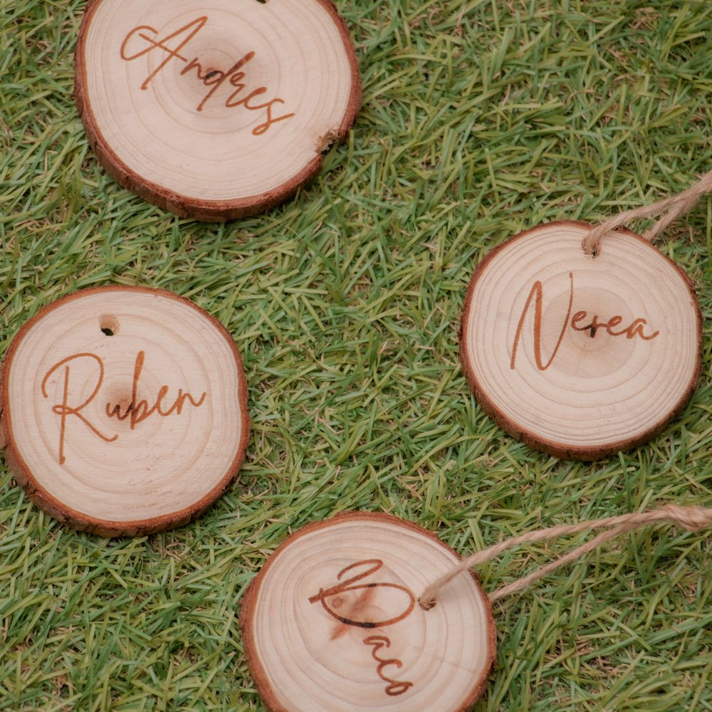 Sitting boda rodaja de madera natural con nombre